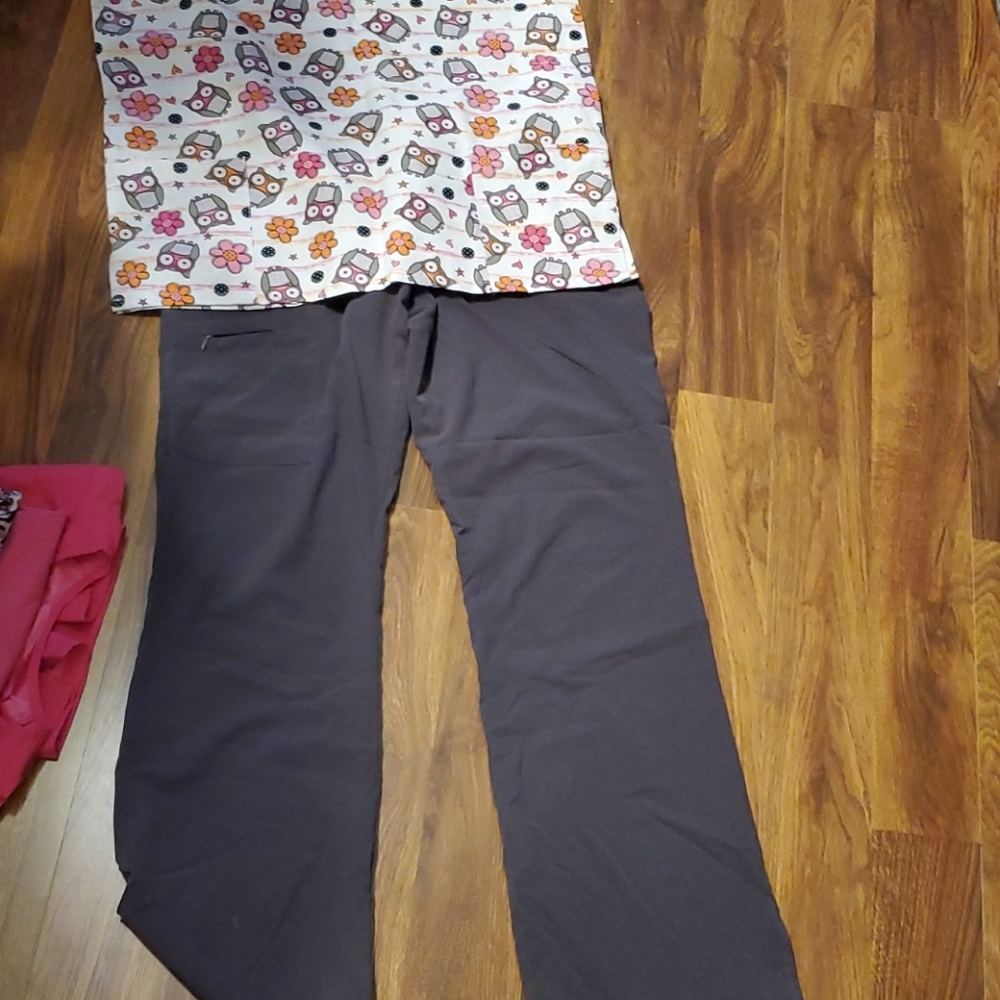 Scrub set includes 1 pants and 2 tops